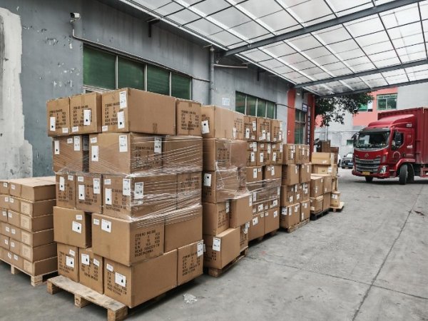 线上股票配资开户 凌晨5点 20个集装箱的货物正“抢运”进港口……探访中美关税政策调整后的深圳“国际物流村”